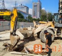 sese操女人小穴高温下的坚守｜道路建设者用汗水铺就畅通路